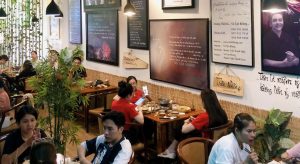 Hình ảnh hạnh phúc: Khách hàng vui vẻ, tay ok chứng minh niềm vui với chất lượng tốt tại nhà hàng chay Phương Mai