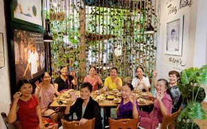 Khách hàng bày tỏ sự vui mừng và hài lòng bằng nụ cười rạng ngời và cử chỉ ok tại nhà hàng chay Phương Mai