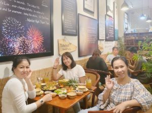 Hình ảnh tuyệt vời: Khách hàng hồi hộp cười, tay giơ lên ok - minh chứng cho trải nghiệm tuyệt vời tại nhà hàng chay Phương Mai