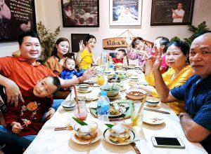 Cả gia đình tề tựu tại Phương Mai chay quán để thưởng thức tinh hoa ẩm thực chay