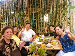 Khách hàng trung niên trải nghiệm văn hóa ẩm thực tại Phương Mai