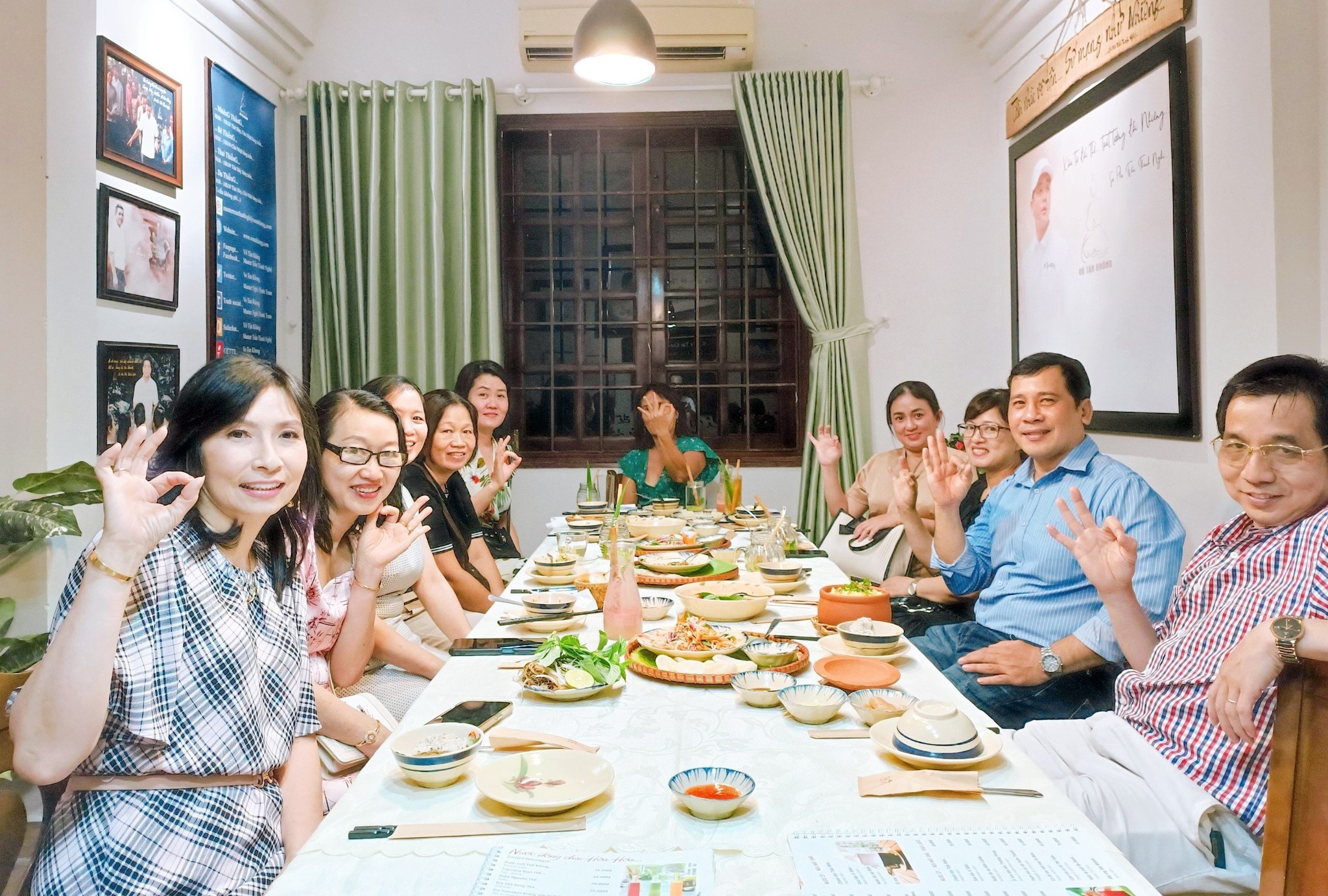 Cả gia đình hạnh phúc sau bữa chay độc đáo tại Phương Mai
