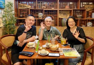Nụ cười chân thành của nhó khách hàng tận hưởng dịch vụ chay tại Nhà hàng Phương Mai