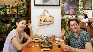 2 người bạn trung niên tận hưởng bữa chay hấp dẫn và trải nghiệm thú vị tại Nhà hàng Chay Phương Mai