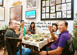 Nhóm bạn hạnh phúc chụp ảnh sau bữa ăn chay ngon miệng tại Phương Mai