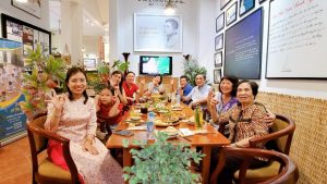 Sự hài lòng và niềm vui trước bữa ăn ngon tại nhà hàng chay Phương Mai