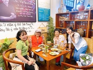 Khách hàng hạnh phúc với nụ cười rạng rỡ tại nhà hàng chay Phương Mai
