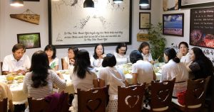 Nhóm khách hàng áo trắng dùng bữa tối tại nhà hàng chay Phương Mai