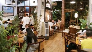 không gian đông đúc khách hàng tại nhà hàng chay Phương Mai
