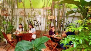 Không gian sân vườn đẹp lung linh tại nhà hàng chay Phương Mai