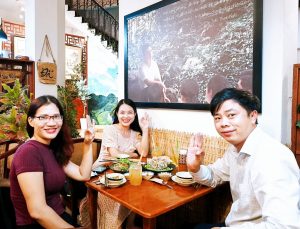 Đồng nghiệp đồng lòng cười vui sau bữa tiệc chay tại Nhà hàng Phương Mai