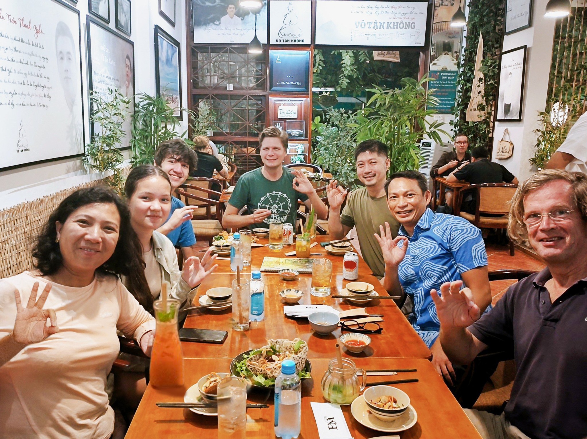 Foreign guests enjoying a warm vegetarian dining experience at Nhà hàng chay Phương Mai