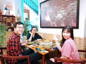 Khách hàng vui vẻ tươi cười, gửi đi tín hiệu ok và hài lòng khi thưởng thức bữa ăn tại Nhà hàng Chay Phương Mai.