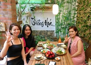 Góc nhìn ấn tượng với các bàn ăn đẹp mắt và không khí thoải mái, tạo nên trải nghiệm ẩm thực tuyệt vời tại Nhà hàng Chay Phương Mai