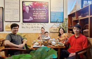 Bức tranh hạnh phúc với khách hàng vui vẻ trò chuyện và thưởng thức bữa trưa chất lượng tại Nhà hàng Chay Phương Mai