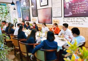 Nụ cười hạnh phúc trên khuôn mặt khách hàng là biểu tượng cho trải nghiệm ẩm thực tuyệt vời tại Nhà hàng Chay Phương Mai