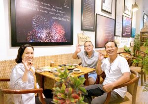 Khung cảnh tươi vui với khách hàng hài lòng thưởng thức bữa chay ngon miệng tại nhà hàng Phương Mai