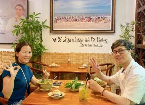 Ảnh chụp khách hàng tươi cười và đưa dấu hiệu ok là lời chứng nhận cho sự hài lòng và sự thoải mái tại Nhà hàng Chay Phương Mai.