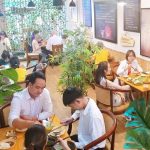 không gian đông đúc thực khách ghé ăn chay tại nhà hàng chay Phương Mai