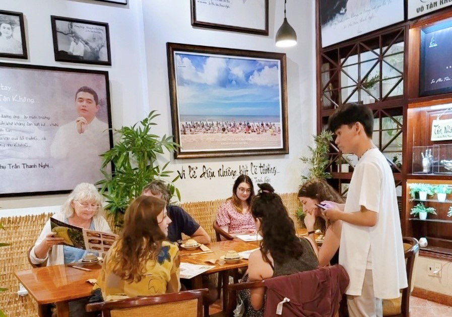 Foreign guests happily dining at Nhà hàng chay Phương Mai and enjoying plant-based meals