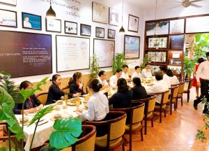 Nhân viên văn phòng kéo nhau ăn chay tại nhà hàng chay Phương Mai