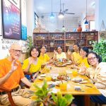Góc ảnh chụp lấy khoảnh khắc khách hàng nở nụ cười và bày tỏ thái độ ok với ẩm thực chay tại Phương Mai.