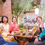 Khách hàng bày tỏ thái độ ok thông qua góc nhìn tự tin và hạnh phúc khi dùng bữa tại Nhà hàng Chay Phương Mai.