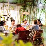 khách hàng ăn chay vào một buổi tối với nhiều cây xanh tại sân vườn của nhà hàng chay phương mai ở tân định quận 1 tphcm sài gòn