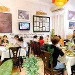 không gian thông thoáng và tranh ảnh nghệ thuật lẫn hòa cùng vô vàn thực khách tại nhà hàng chay Phương Mai