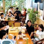 Đông đảo thực khách vui cười khi trải nghiệm dịch vụ ẩm thực tại nhà hàng chay Phương Mai