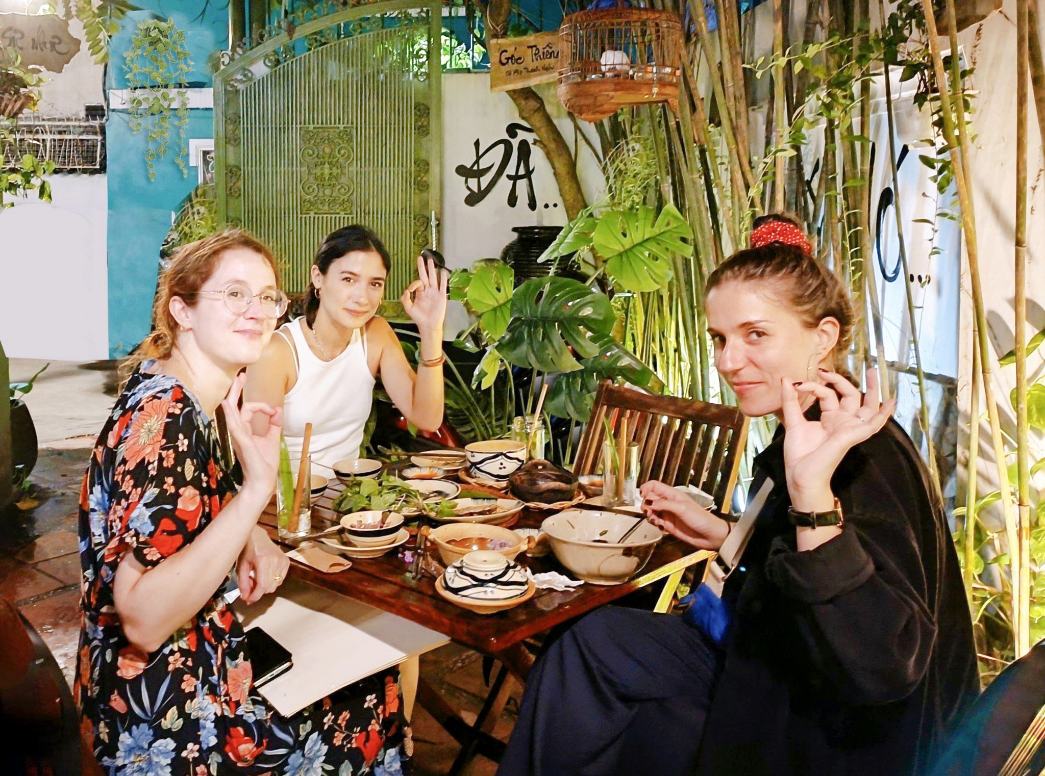 Foreign tourists happily dining at Nhà hàng chay Phương Mai and enjoying vegan Vietnamese specialties