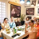 Khách hàng với nụ cười thân thiện, thể hiện sự vui vẻ và niềm hạnh phúc khi dùng bữa tại Phương Mai.