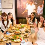 nụ cười rạng ngời và tinh thần vui vẻ của thực khách khi thưởng thức bữa chay tại Nhà hàng Chay Phương Mai.
