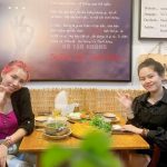 Thực khách tạo dáng vui tươi và tràn đầy sức sống, làm cho mỗi khoảnh khắc tại Nhà hàng Chay Phương Mai trở nên đặc biệt.