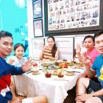 Khách hàng với biểu cảm tràn đầy sự sáng tạo, thể hiện tinh thần vui vẻ khi thưởng thức bữa chay độc đáo tại Nhà hàng Chay Phương Mai.