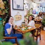 Thực khách thể hiện sự hài lòng với mỗi món ăn tại Nhà hàng Chay Phương Mai qua biểu cảm hạnh phúc trên khuôn mặt.