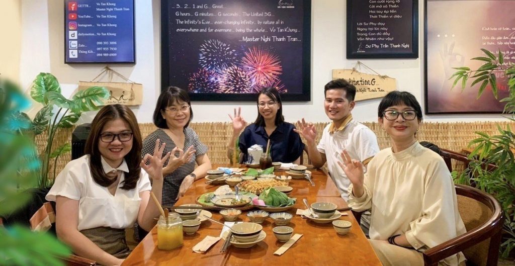 Góc chụp vừa bắt gặp đôi tay đưa lên 'OK', là khung cảnh trọn vẹn của niềm hạnh phúc khi thưởng thức bữa ăn tại nhà hàng chay Phương Mai.