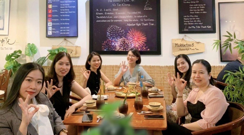 6 bạn nữ rất hài lòng về sự phục vụ tận tâm của các bạn nhân viên tại nhà hàng chay phương mai tân định quận 1 tphcm sài gòn