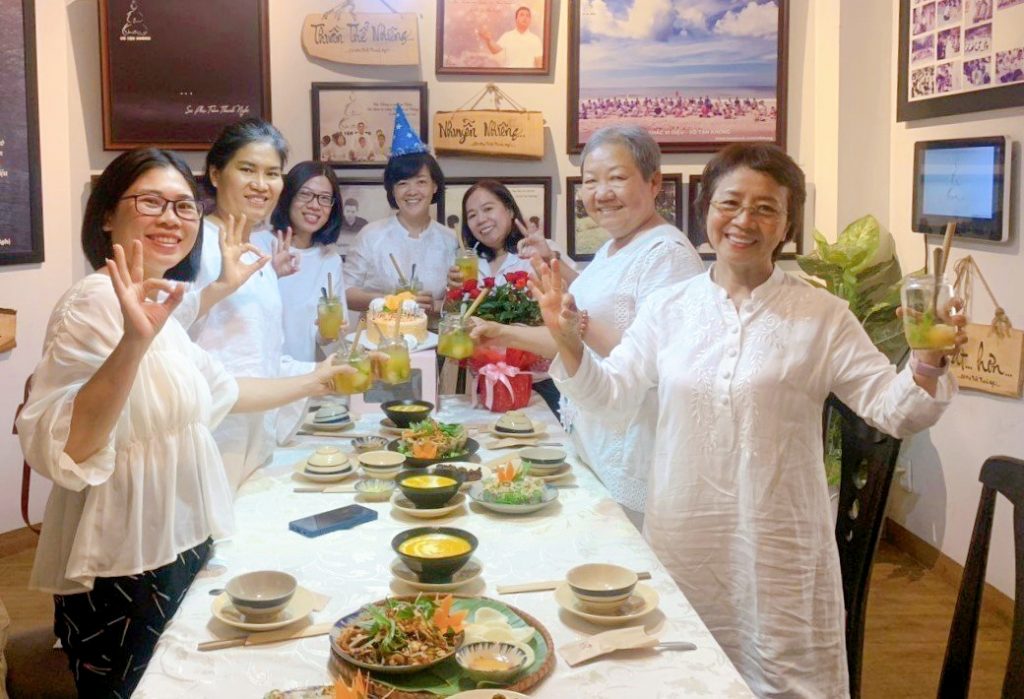 7 người nữ áo trắng tận hưởng bữa ăn chay tại nhà hàng chay phương mai tân định quận 1 tphcm sài gòn