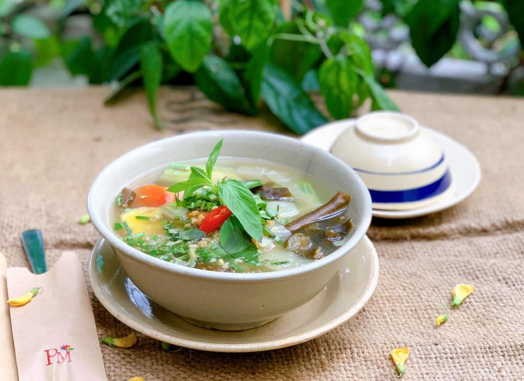Nhà hàng Chay Phương Mai mang đến hương vị chay truyền thống, là sự kết hợp hài hòa giữa các nguyên liệu chay tươi ngon và các gia vị đặc trưng, tạo nên bữa ăn gần gũi và thân thuộc.