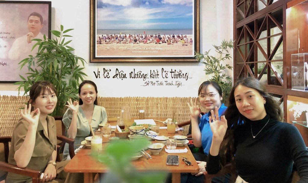 Thực khách tại Phương Mai thể hiện sự hài lòng thông qua nụ cười tươi rói và động tác đưa tay 'OK' khi thưởng thức bữa ăn chay tại quán.
