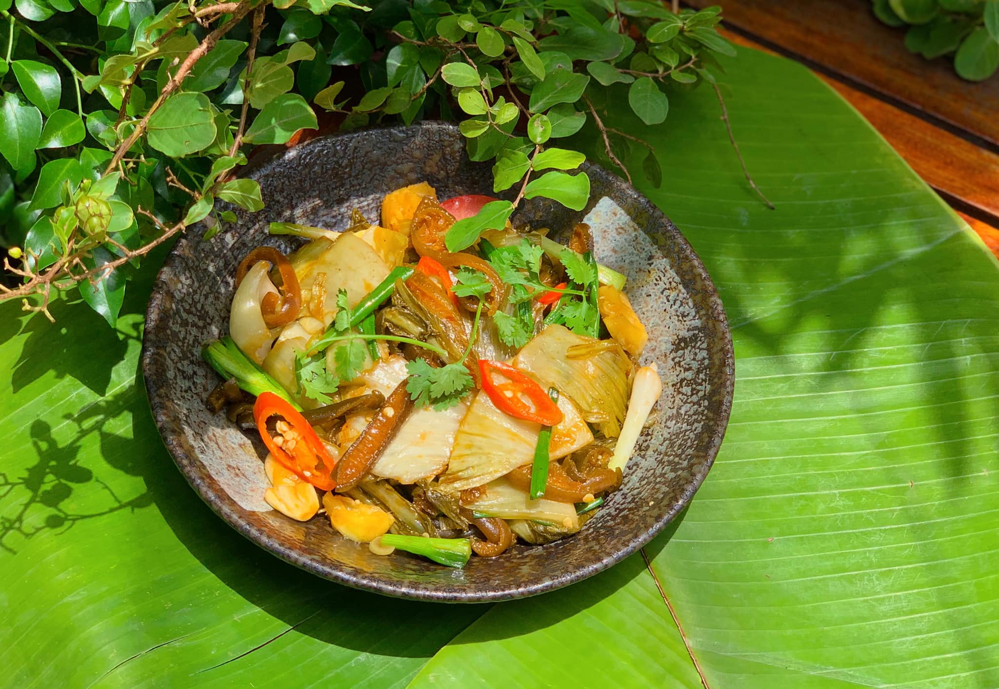 Nhà hàng nổi tiếng Phương Mai với ẩm thực chay sáng tạo, khi mỗi món ăn không chỉ là đơn giản là thức ăn mà còn là tác phẩm nghệ thuật, tinh tế từ cách trình bày đến hương vị.