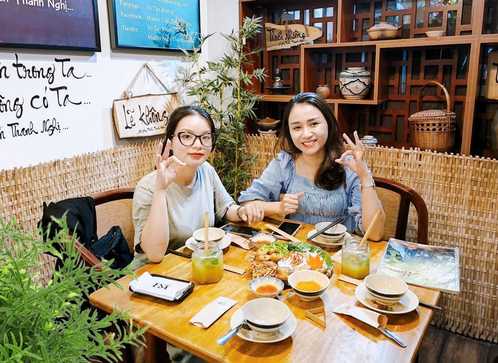Gương mặt hạnh phúc và đôi tay nâng lên 'OK', là biểu hiện rõ ràng của sự hài lòng khi thực khách đến ăn tại nhà hàng Phương Mai.