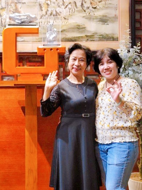2 người nữ bày tỏ sự hài lòng tại nhà hàng chay phương mai tân định quận 1 tphcm sài gòn