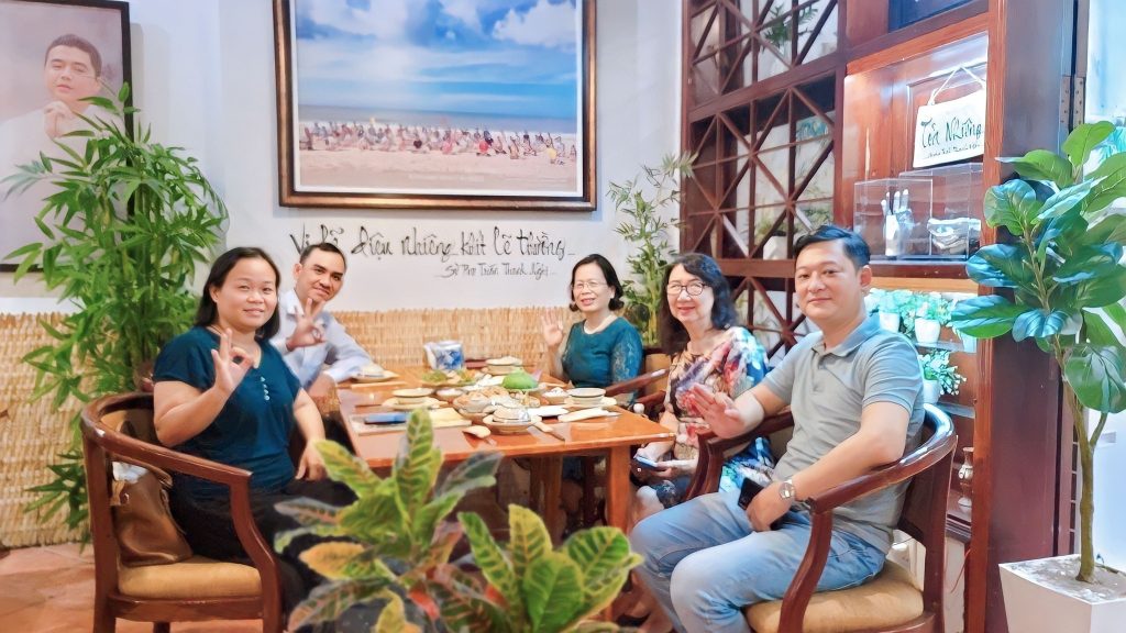 Thực khách tận hưởng không khí ấm cúng và hạnh phúc tại quán ăn chay Phương Mai.