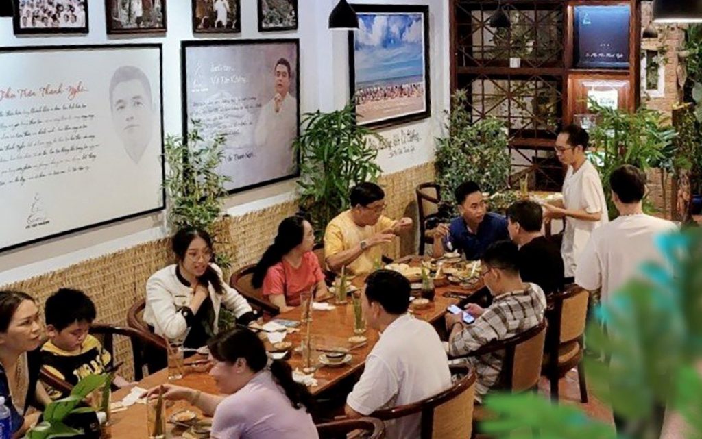 đông đảo khách hàng ghé ăn chay ở phương mai chay quán, 82/86F Võ Thị Sáu, P. Tân Định, Q.1, TP.HCM.