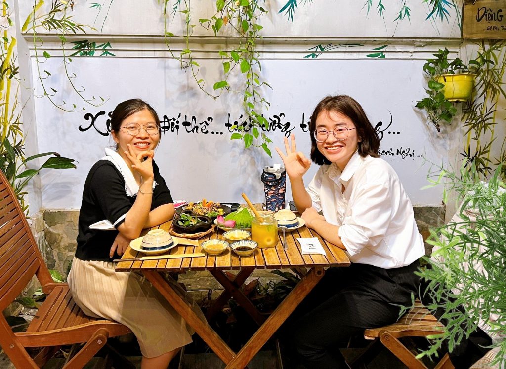Gương mặt thư giãn và cử chỉ 'OK' là biểu hiện tuyệt vời của sự hài lòng khi thực khách bắt đầu hành trình ẩm thực tại Phương Mai.