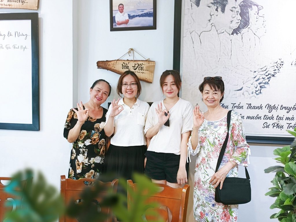 4 người nữ chụp hình lưu niệm tại phương mai chay quán, 82/86F Võ Thị Sáu, P. Tân Định, Q.1, Sài Gòn, TPHCM