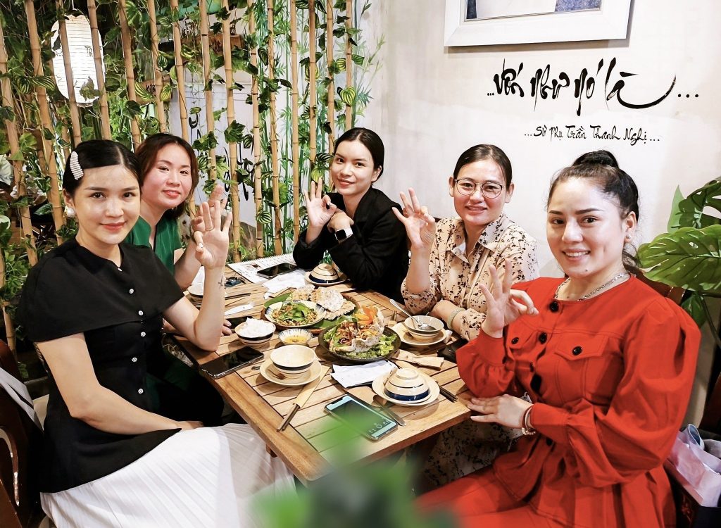 5 bạn nữ vui cười tại nhà hàng chay phương mai, 82/86F Võ Thị Sáu, P. Tân Định, Q.1, Sài Gòn.
