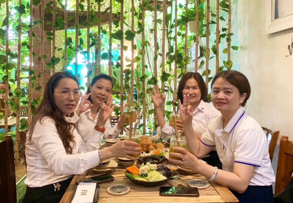 4 người nữ áo trắng hài lòng về chất lượng phục vụ tại nhà hàng chay phương mai, 82/86F Võ Thị Sáu, P. Tân Định, Q.1, Sài Gòn.